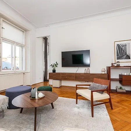 Spacious Two-bedroom In Old Town Praga