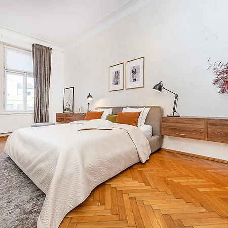 Spacious Two-bedroom In Old Town *