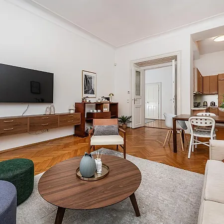 Spacious Two-bedroom In Old Town Appartement