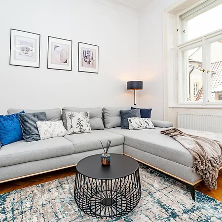 Spacious Two-bedroom In Old Town