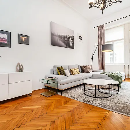 Spacious Two-bedroom In Old Town Appartement