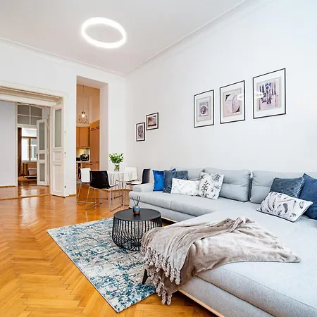 Spacious Two-bedroom In Old Town *