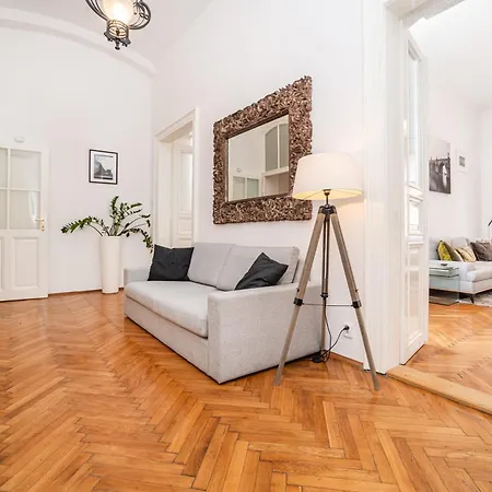 Spacious Two-bedroom In Old Town * Prague