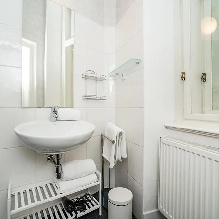Spacious Two-bedroom In Old Town *