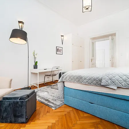 Spacious Two-bedroom In Old Town Appartement *
