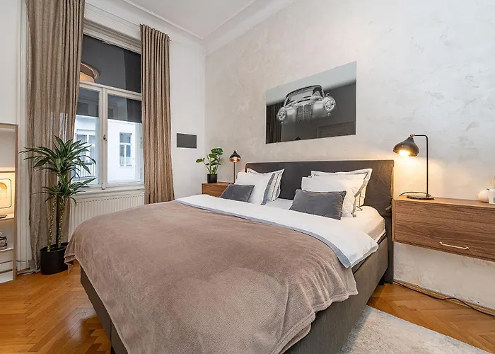 Spacious Two-bedroom In Old Town Praga