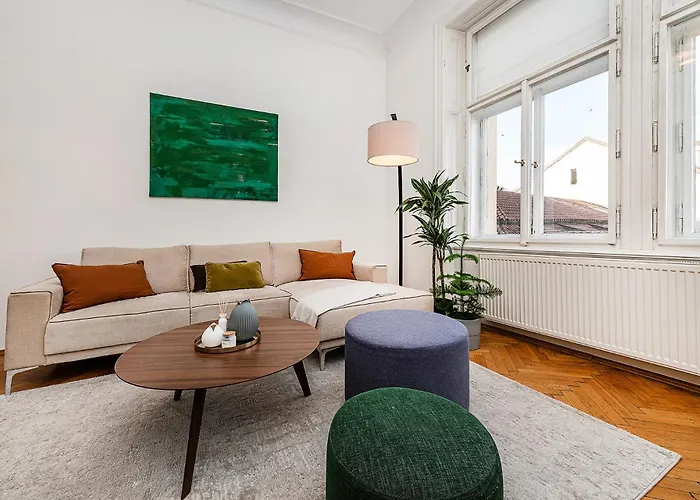Spacious Two-bedroom In Old Town Apartament
