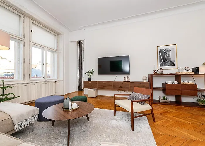 Spacious Two-bedroom In Old Town Praga