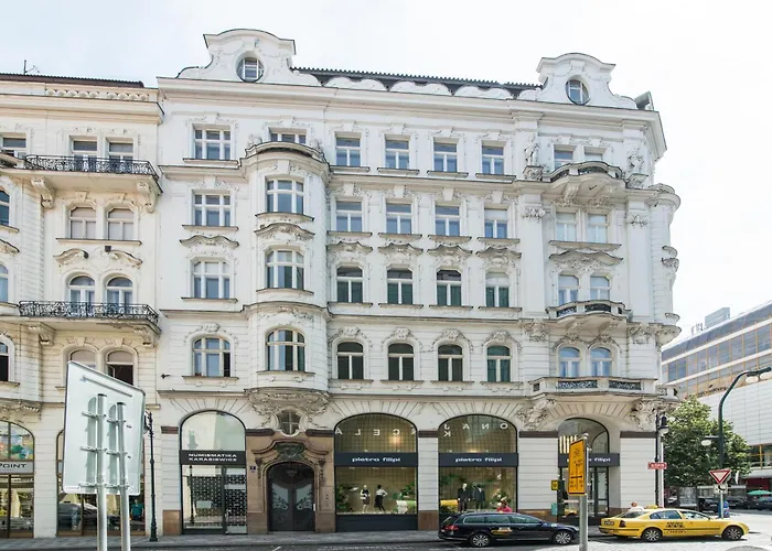 Spacious Two-bedroom In Old Town Apartament