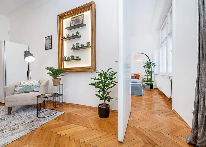 Spacious Two-bedroom In Old Town Apartament *