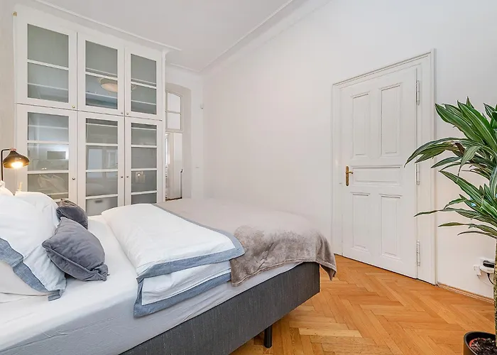 Spacious Two-bedroom In Old Town Praga