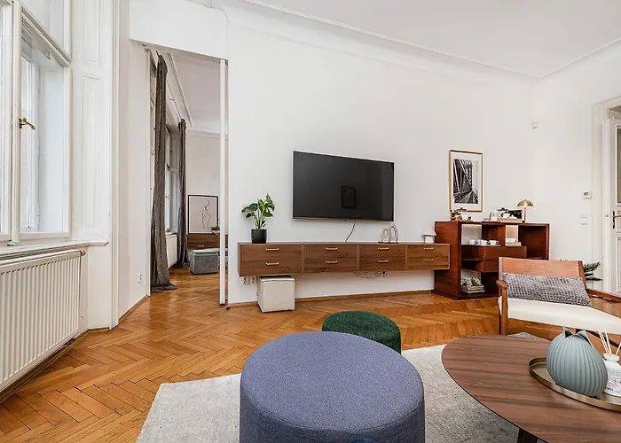 Spacious Two-bedroom In Old Town Apartament