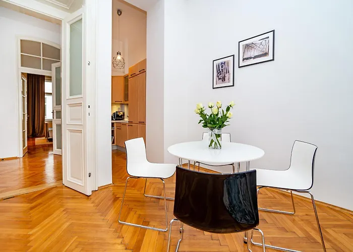 Spacious Two-bedroom In Old Town Praga