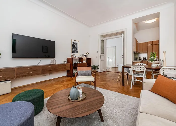 Spacious Two-bedroom In Old Town Apartament