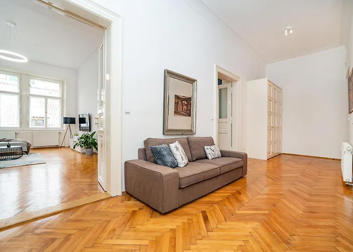 Spacious Two-bedroom In Old Town *