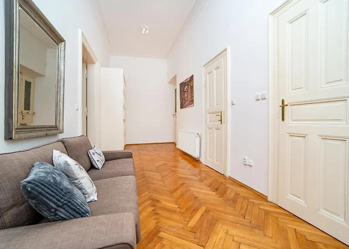 Spacious Two-bedroom In Old Town Praga