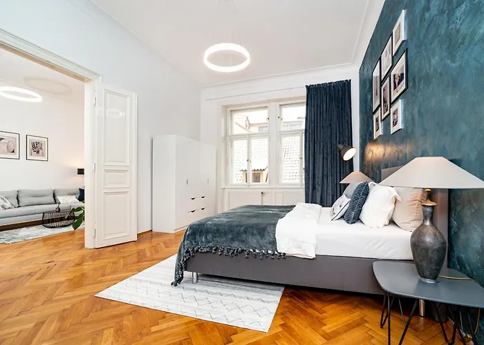 Spacious Two-bedroom In Old Town Apartament *