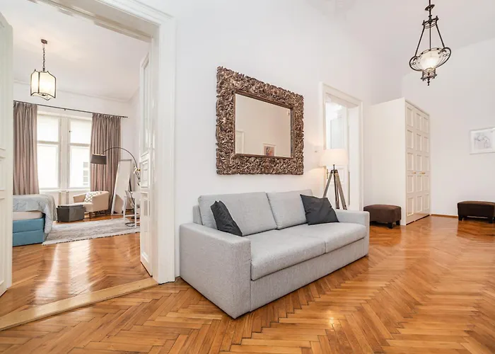 Spacious Two-bedroom In Old Town Praga