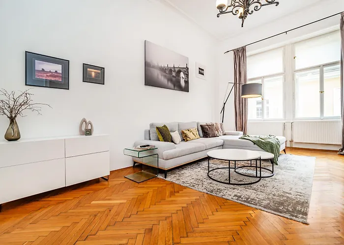 Spacious Two-bedroom In Old Town Apartament
