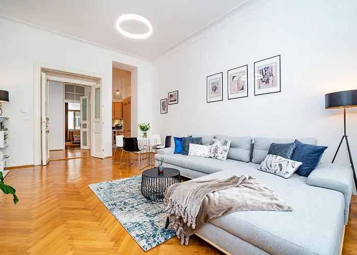 Spacious Two-bedroom In Old Town *