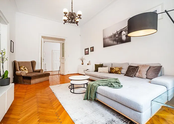 Spacious Two-bedroom In Old Town Praga