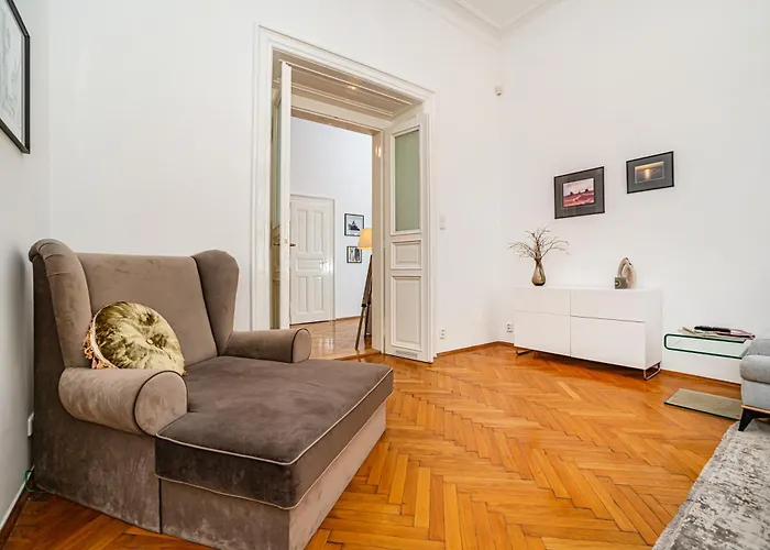 Spacious Two-bedroom In Old Town *