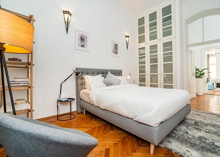 Spacious Two-bedroom In Old Town Apartament