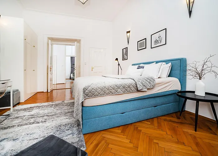 Spacious Two-bedroom In Old Town Apartament *