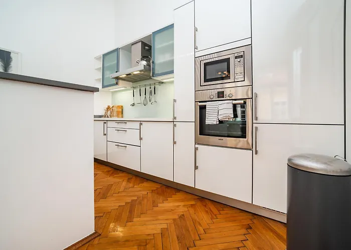 Spacious Two-bedroom In Old Town Apartament Praga
