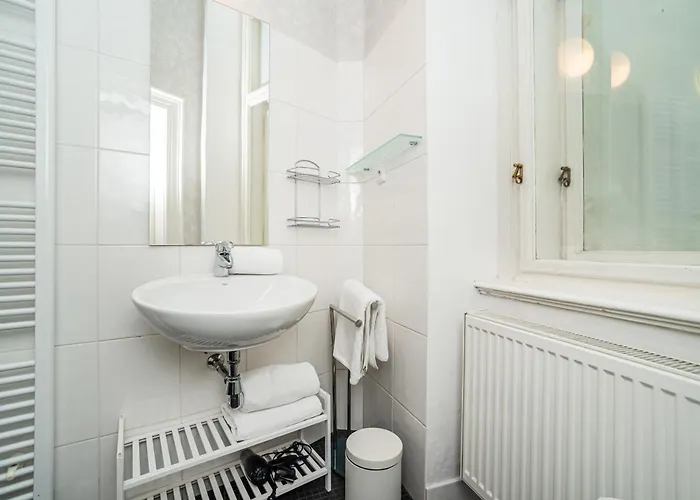 Spacious Two-bedroom In Old Town *