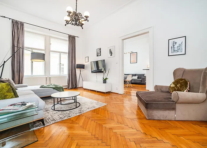 Spacious Two-bedroom In Old Town Apartament Praga
