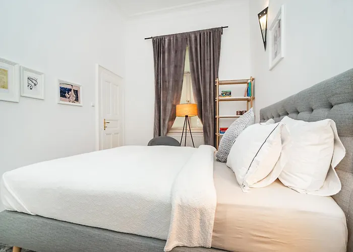Spacious Two-bedroom In Old Town Praga