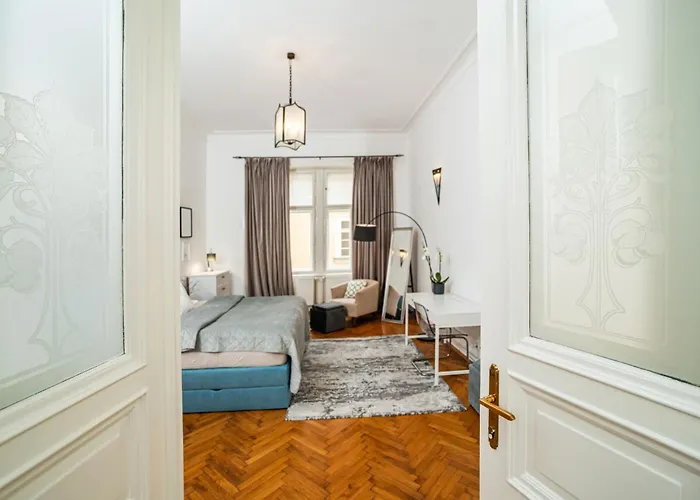 Spacious Two-bedroom In Old Town Apartament