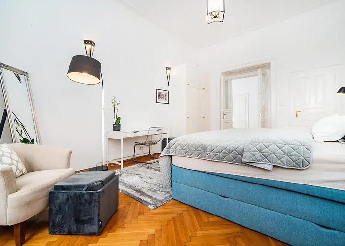 Spacious Two-bedroom In Old Town Apartament *