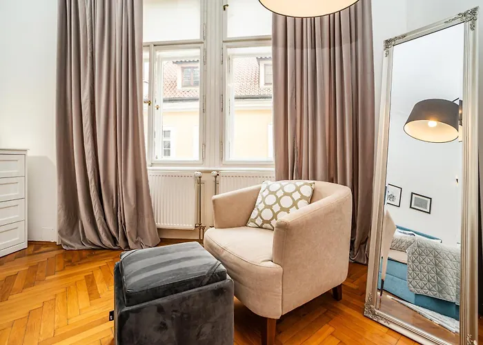 Spacious Two-bedroom In Old Town Apartament Praga
