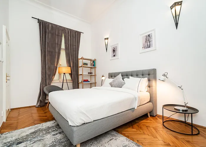 Spacious Two-bedroom In Old Town *