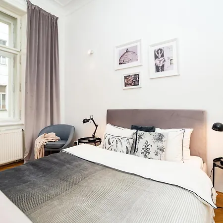 Spacious Two-bedroom In Old Town Apartman