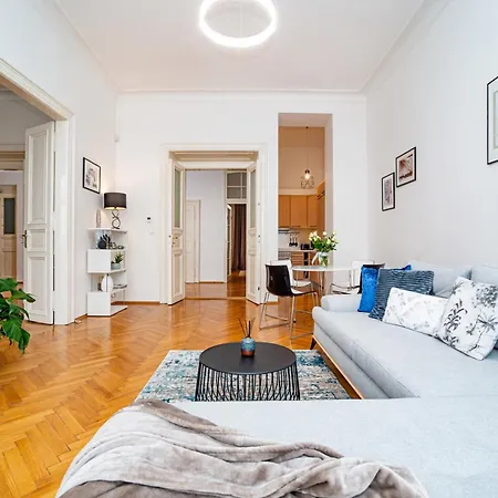 Spacious Two-bedroom In Old Town
