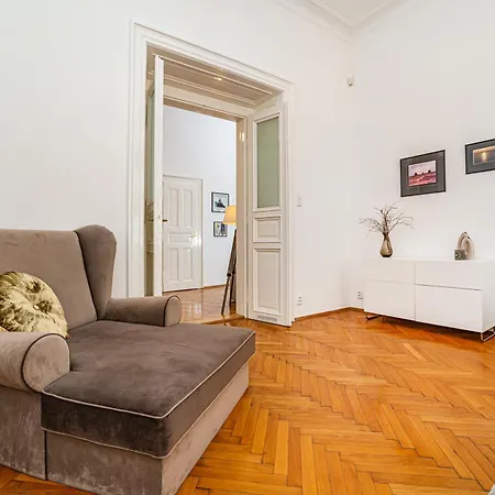 Spacious Two-bedroom In Old Town *