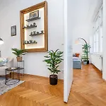 Spacious Two-bedroom In Old Town Apartman *