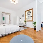 Spacious Two-bedroom In Old Town Apartman Prága