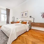 Spacious Two-bedroom In Old Town *