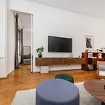 Spacious Two-bedroom In Old Town Apartman