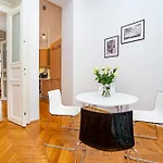 Spacious Two-bedroom In Old Town Prága