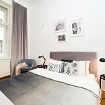 Spacious Two-bedroom In Old Town Apartman