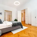 Apartman Spacious Two-bedroom In Old Town