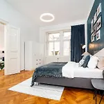 Spacious Two-bedroom In Old Town Apartman *