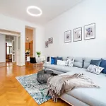 Spacious Two-bedroom In Old Town *