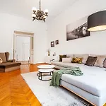 Spacious Two-bedroom In Old Town Prága