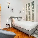 Spacious Two-bedroom In Old Town Apartman